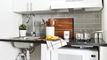 Chambre Premium, 1 lit double, accessible aux personnes à mobilité réduite | Cuisine privée | Réfrigérateur, micro-ondes, plaque de cuisson, congélateur