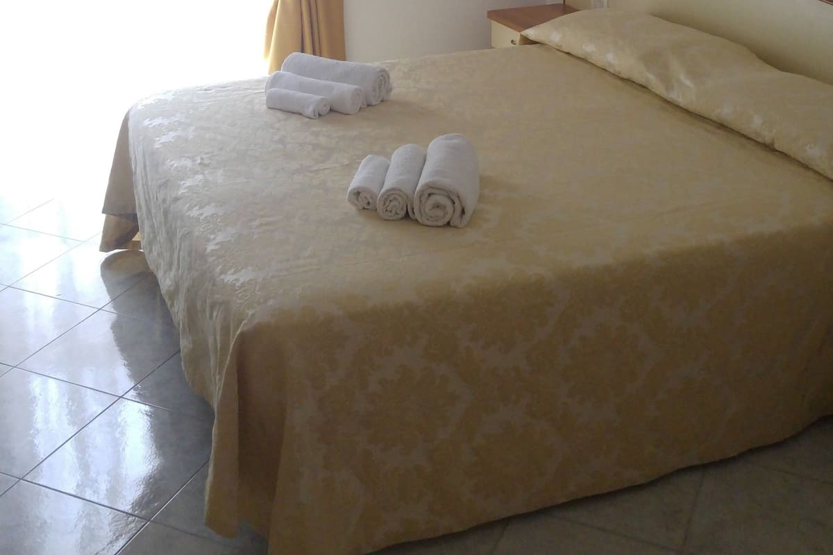 Minibar, brankas, meja kerja, dan tempat tidur bayi (biaya tambahan)
