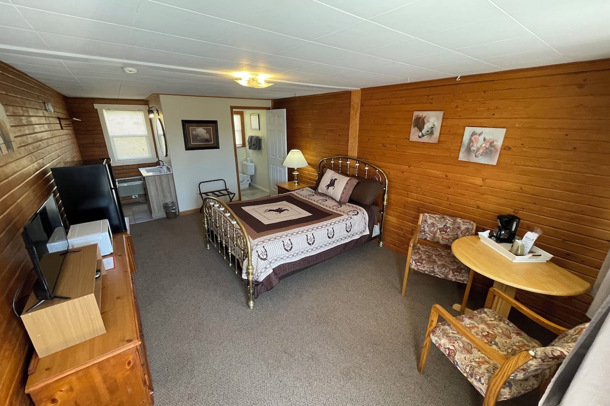 Room, 1 Queen Bed | Individually decorated, free WiFi, bed sheets