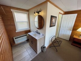 Quarto, 1 cama Queen | Banheiro | Chuveiro, toalhas de banho