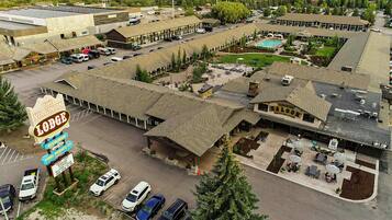 Een motel met een ruime parkeerplaats, een zwembad en een restaurant genaamd 'The Virginian Lodge'.