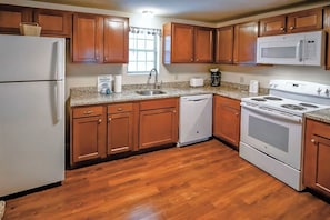 Condo familial, 2 chambres (1 Queen, 2 Twins and 1 Sofa Beds) | Cuisine privée | Réfrigérateur, four à micro-ondes, surface de cuisson, cafetiÚre-théiÚre