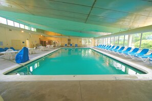 Piscine couverte, piscine extérieure, chaises longues