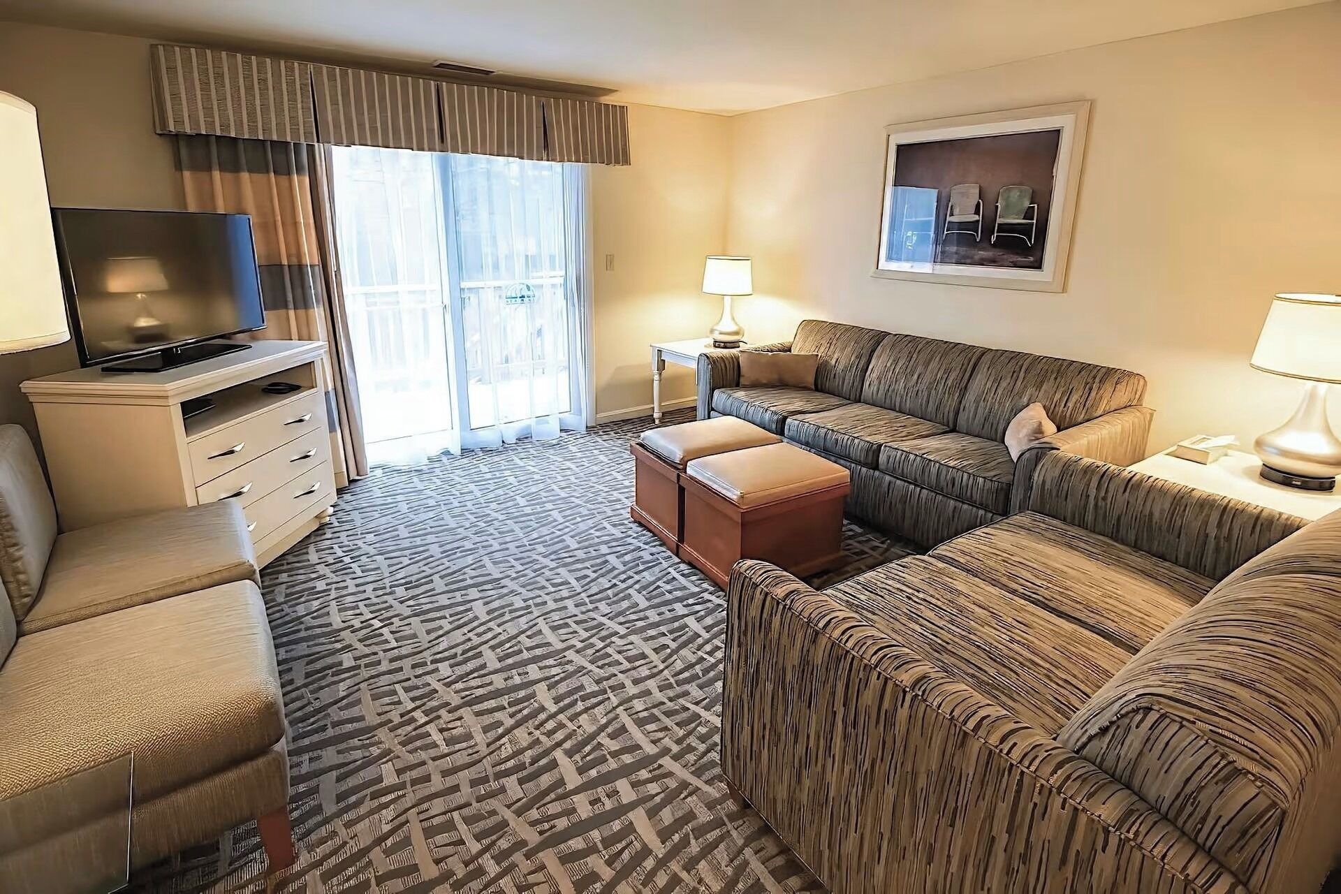 Condo familiar, 2 habitaciones (1 Queen, 2 Twins and 1 Sofa Beds) | Área de sala de estar | Televisión 