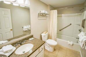Combined shower/tub, towels