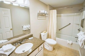 Combined shower/tub, towels - Sea Mist Resort (Mashpee)