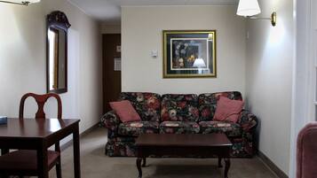 Deluxe Suite, 1 King Bed with Sofa bed | Living room