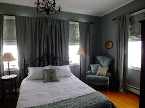 Memory-foam beds, individually decorated, individually furnished, desk - The Chepstow Inn (Brockton)