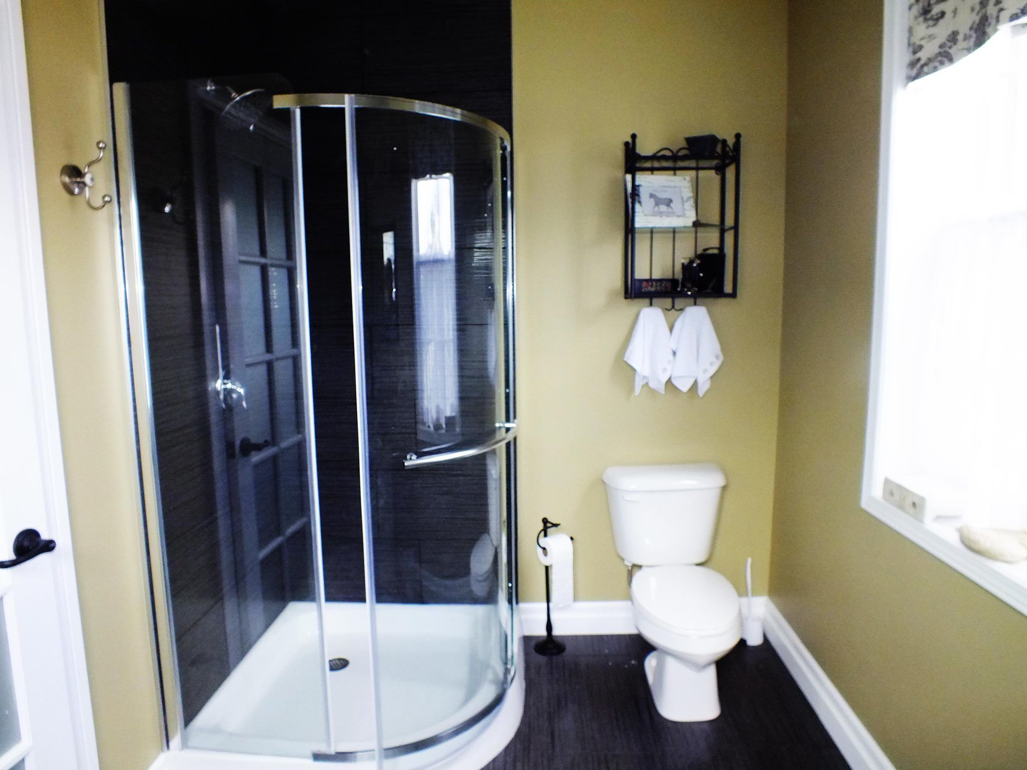 Suite (The McNab) | Badkamer met douche
