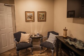 Deluxe Double Room (The Willi Room) | Memory foam beds, individually decorated, individually furnished, desk