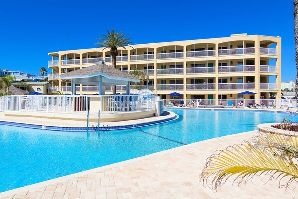 2 outdoor pools, pool loungers