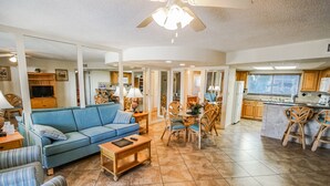 Living room - Coral Reef Beach Resort (St. Pete Beach)