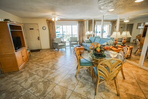 Appartamento, 2 camere da letto, vista piscina | Soggiorno | TV a schermo piatto