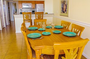 In-room dining - Discovery Beach Resort (Cocoa Beach)