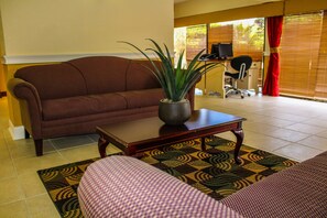 Lobby sitting area - Fort Lauderdale Beach Resort by VRI Americas (Fort Lauderdale)