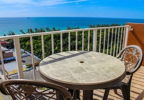 Outdoor dining - Fort Lauderdale Beach Resort by VRI Americas (Fort Lauderdale)
