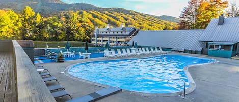 2 innendørsbassenger og sesongbasert utendørsbasseng