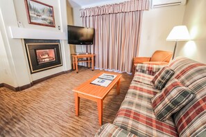 套房, 2 間臥室, 非吸煙房, 廚房 | 客廳 | 電視、DVD 播放機