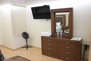 Premium bedding, down duvets, in-room safe, blackout curtains - Hotel Suites Victoria (San Luis Potosi)