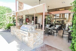 BBQ/picnic area - Desert Isle Resort (Palm Springs)