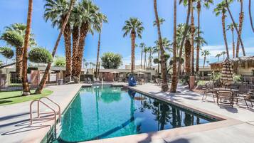 2 outdoor pools, pool loungers