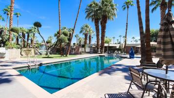 2 outdoor pools, pool loungers