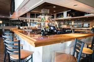 Se sirven almuerzos y cenas, cocina americana