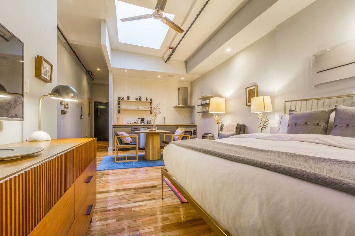 Studio – deluxe, 1 queensize-seng | Sengetøy av topp kvalitet, memory foam-senger og safe på rommet