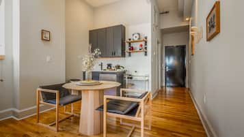 Loft | Seprai premium, busa memori, brankas, dan meja kerja