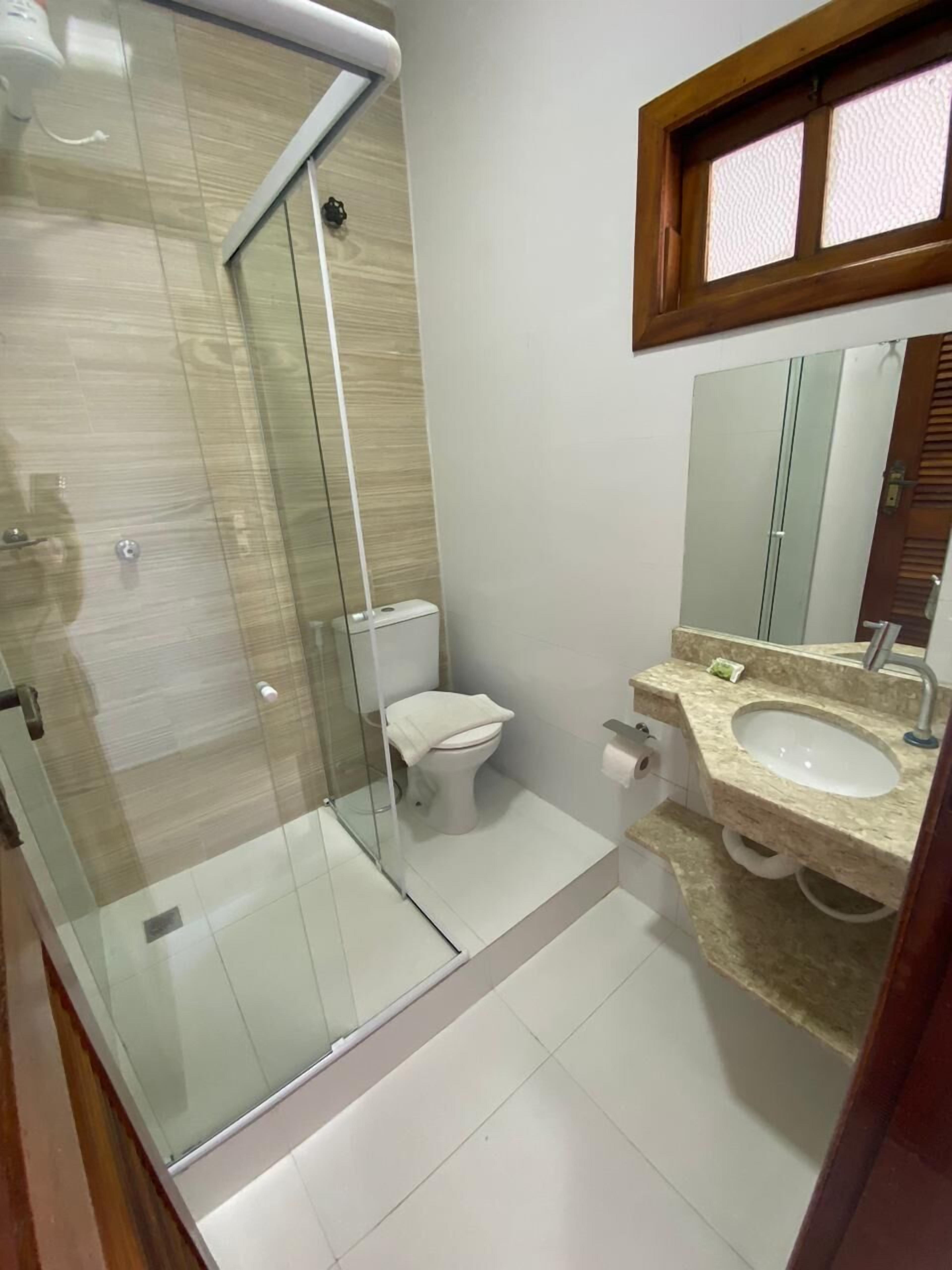 Quarto luxo, 1 cama de casal | Banheiro | Chuveiro, toalhas de banho