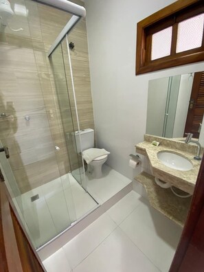 Kamar Deluks, 1 Tempat Tidur Double | Kamar mandi | Shower dan handuk