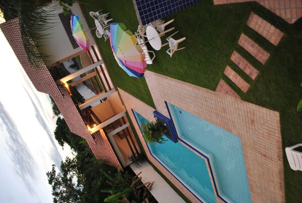 Una piscina al aire libre