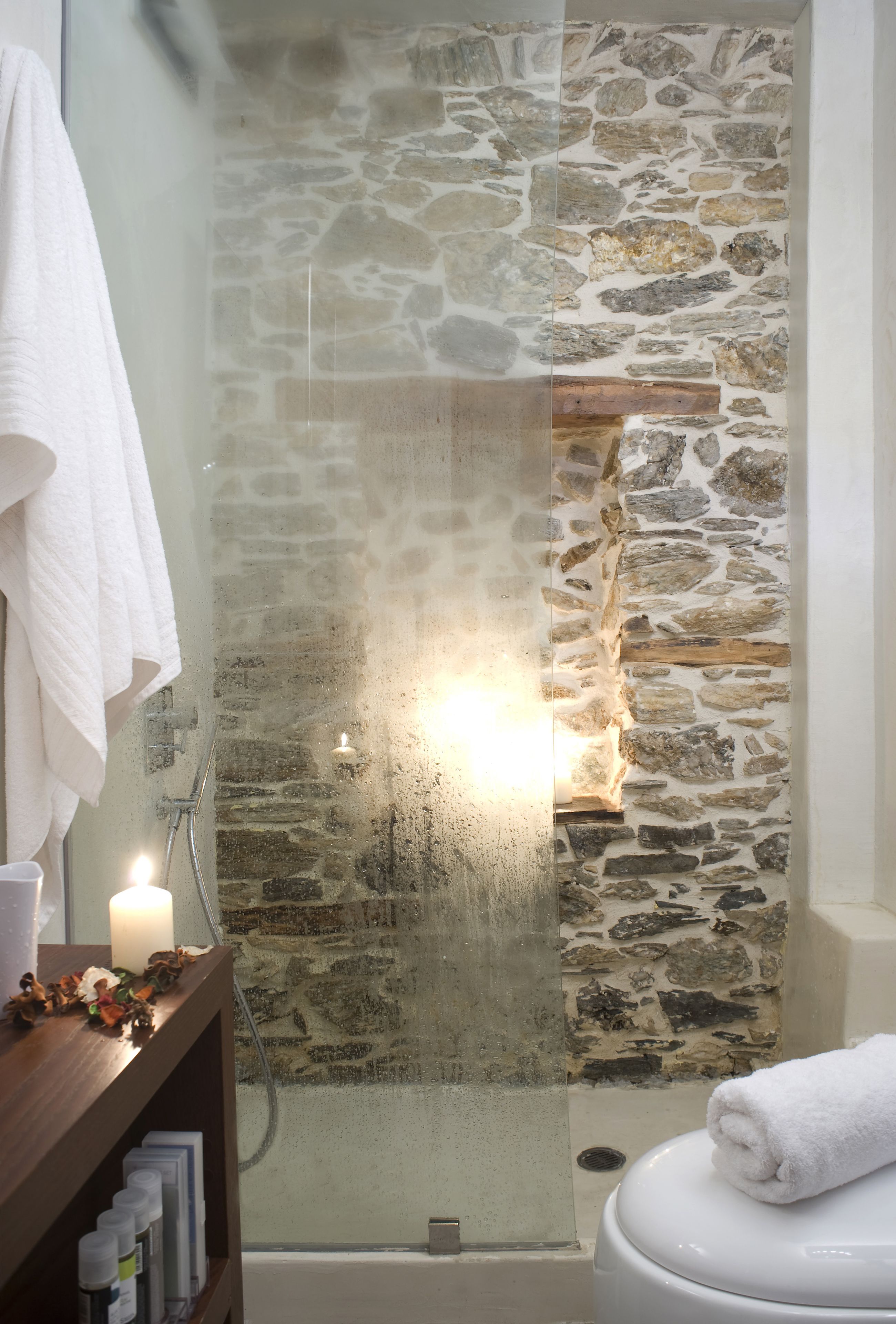 Habitación doble superior | Baño | Ducha, artículos de higiene personal gratuitos y secador de pelo