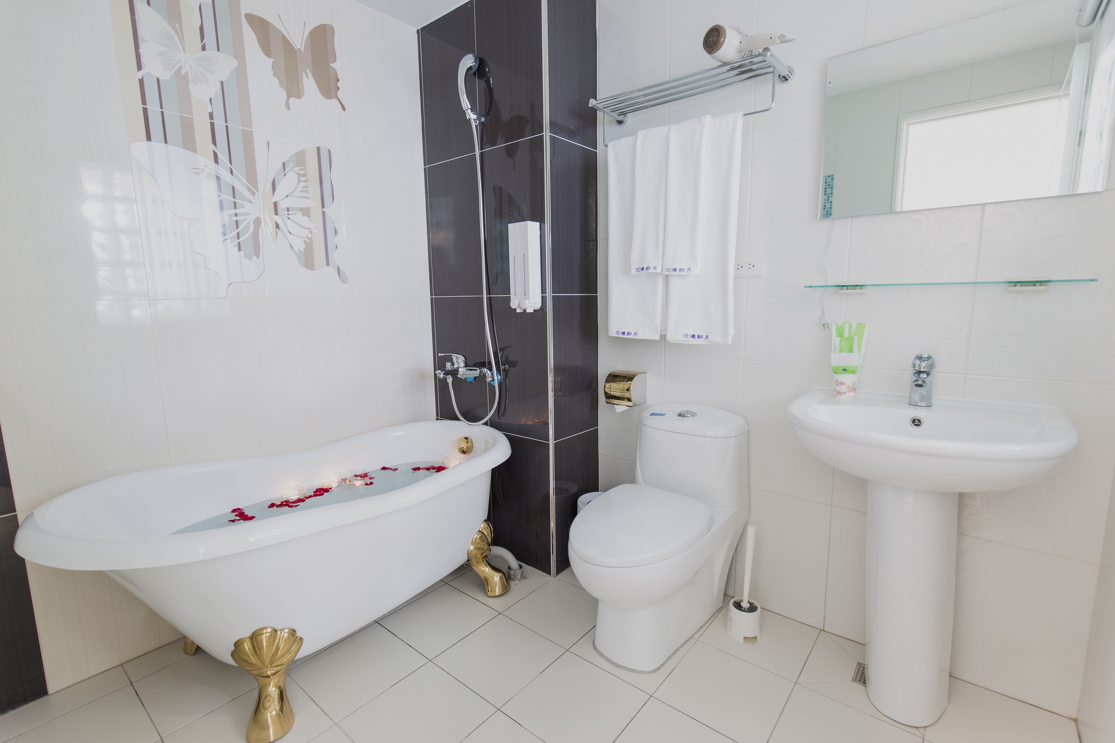 deluxe double room | deep-soaking bathtub