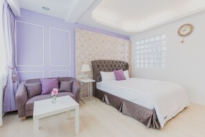 A bedroom with a bed, a sofa, a small table, and a nightstand. - Welcome The Sun Enjoy The Moon (Kaohsiung)