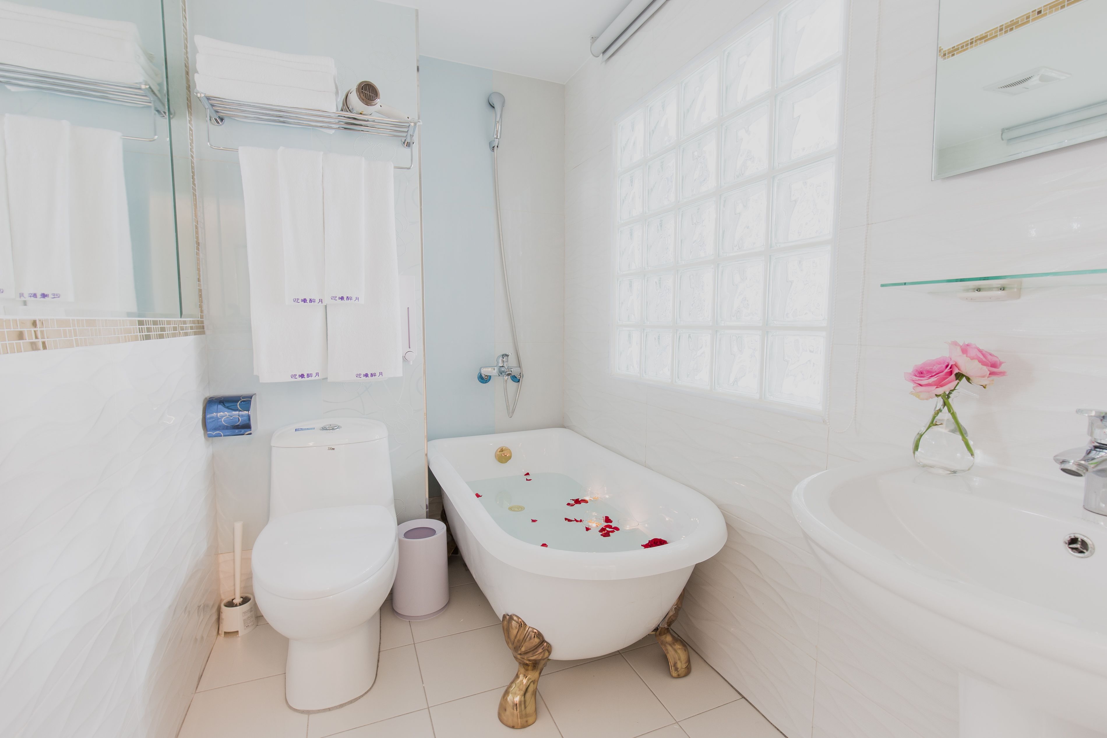 deluxe quadruple room | bathroom | combined shower/bathtub, deep-soaking bathtub, rainfall showerhead