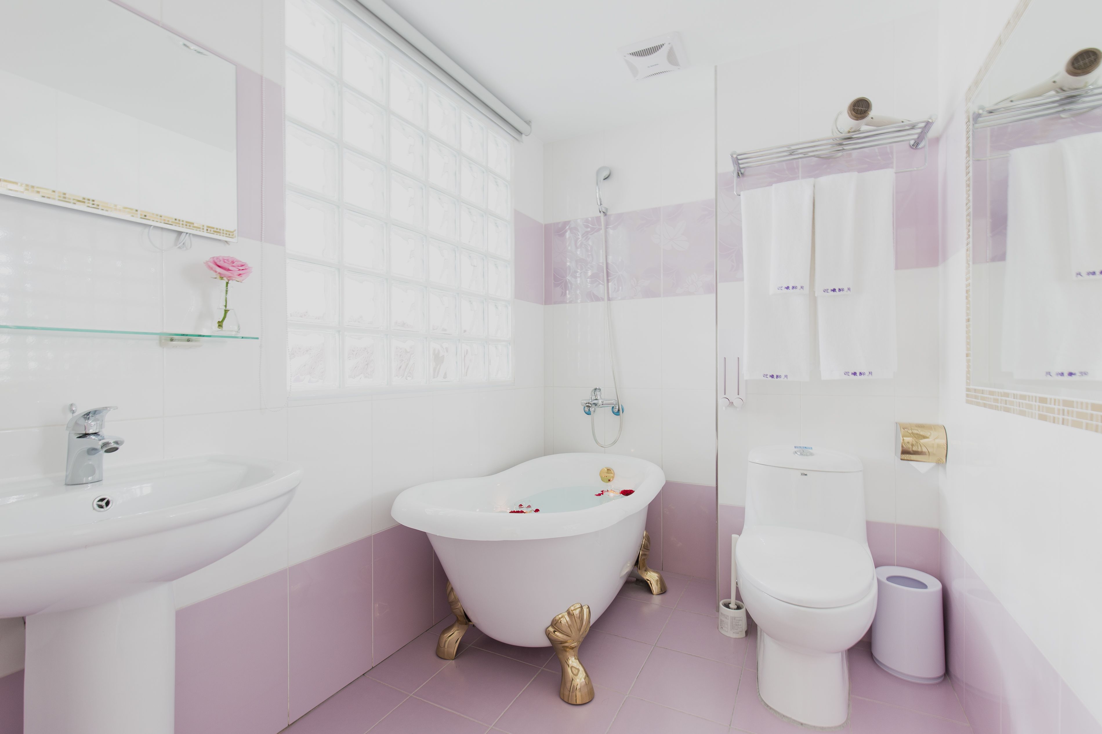 classic double room | bathroom | combined shower/bathtub, deep-soaking bathtub, rainfall showerhead