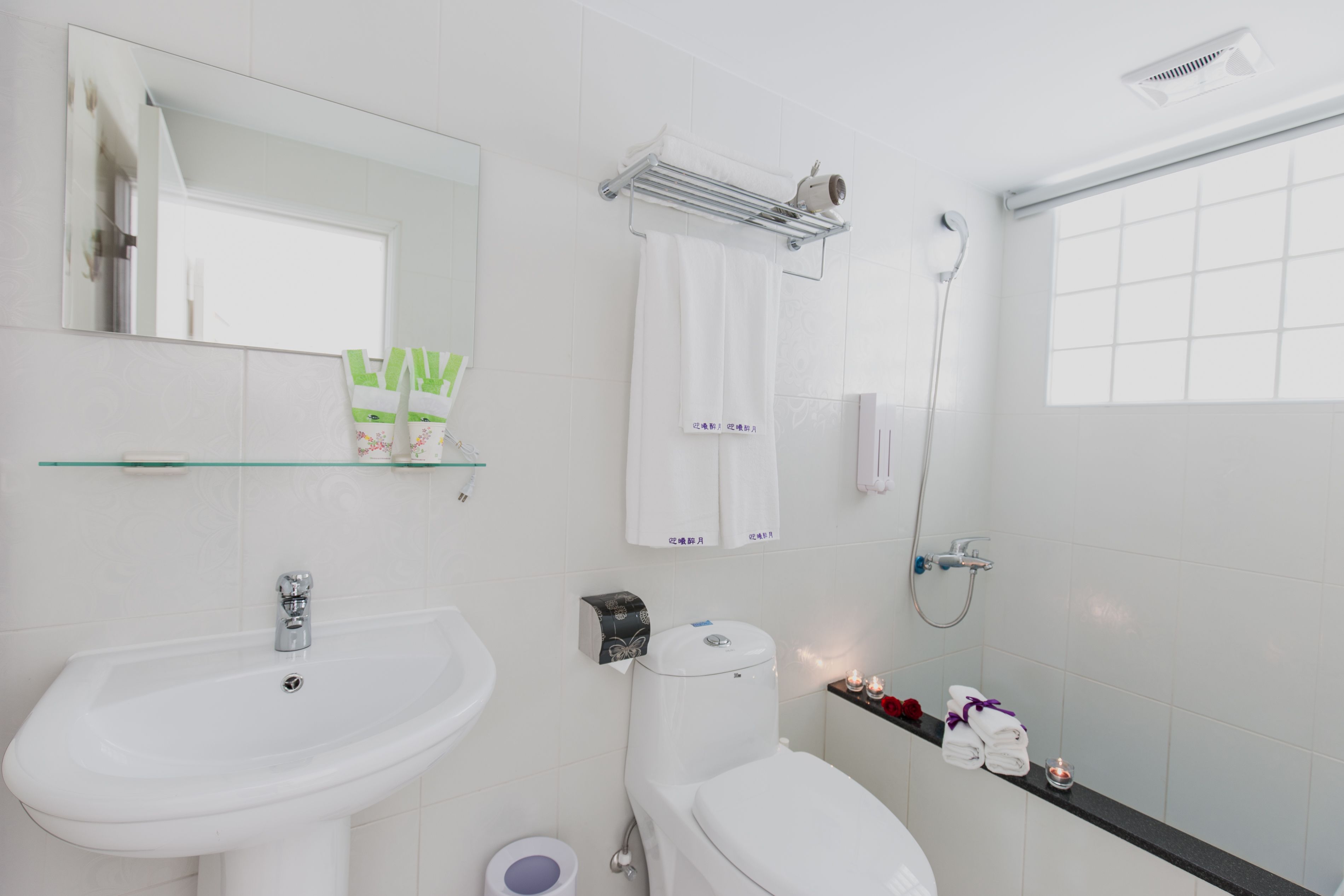 deluxe triple room | bathroom | combined shower/bathtub, deep-soaking bathtub, rainfall showerhead