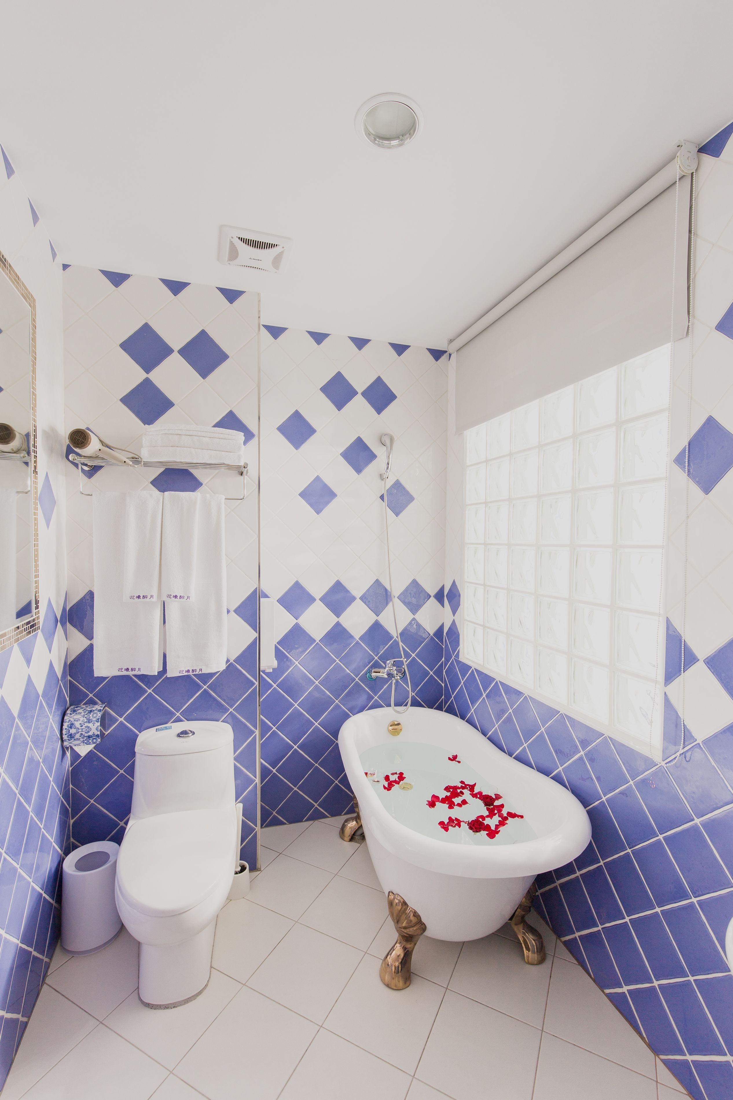 classic quadruple room | deep-soaking bathtub