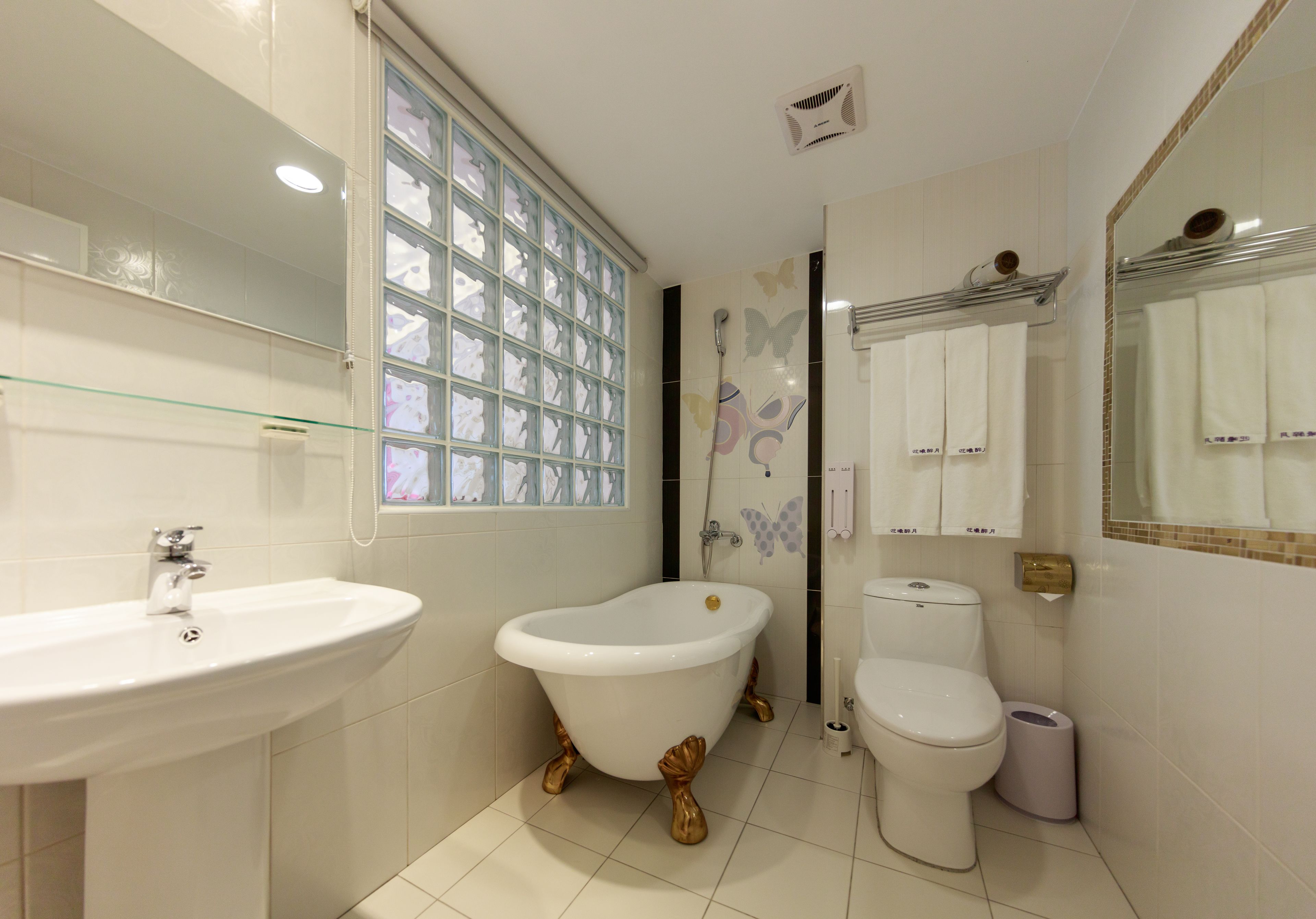 standard double room | bathroom | combined shower/bathtub, deep-soaking bathtub, rainfall showerhead