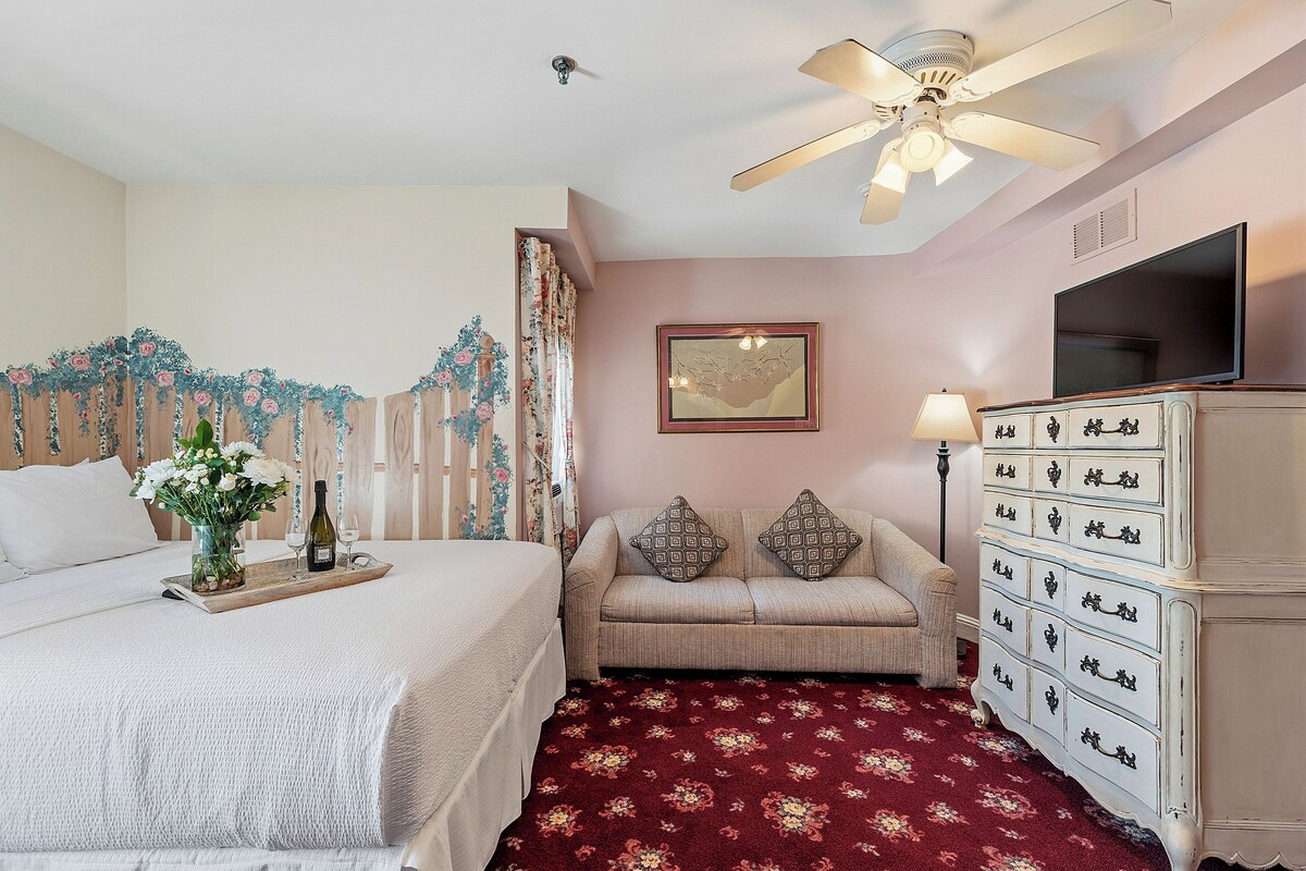 Deluxe Queen (Rm 14, Fl 3) | Premium bedding, iron/ironing board, WiFi (free), individually decorated