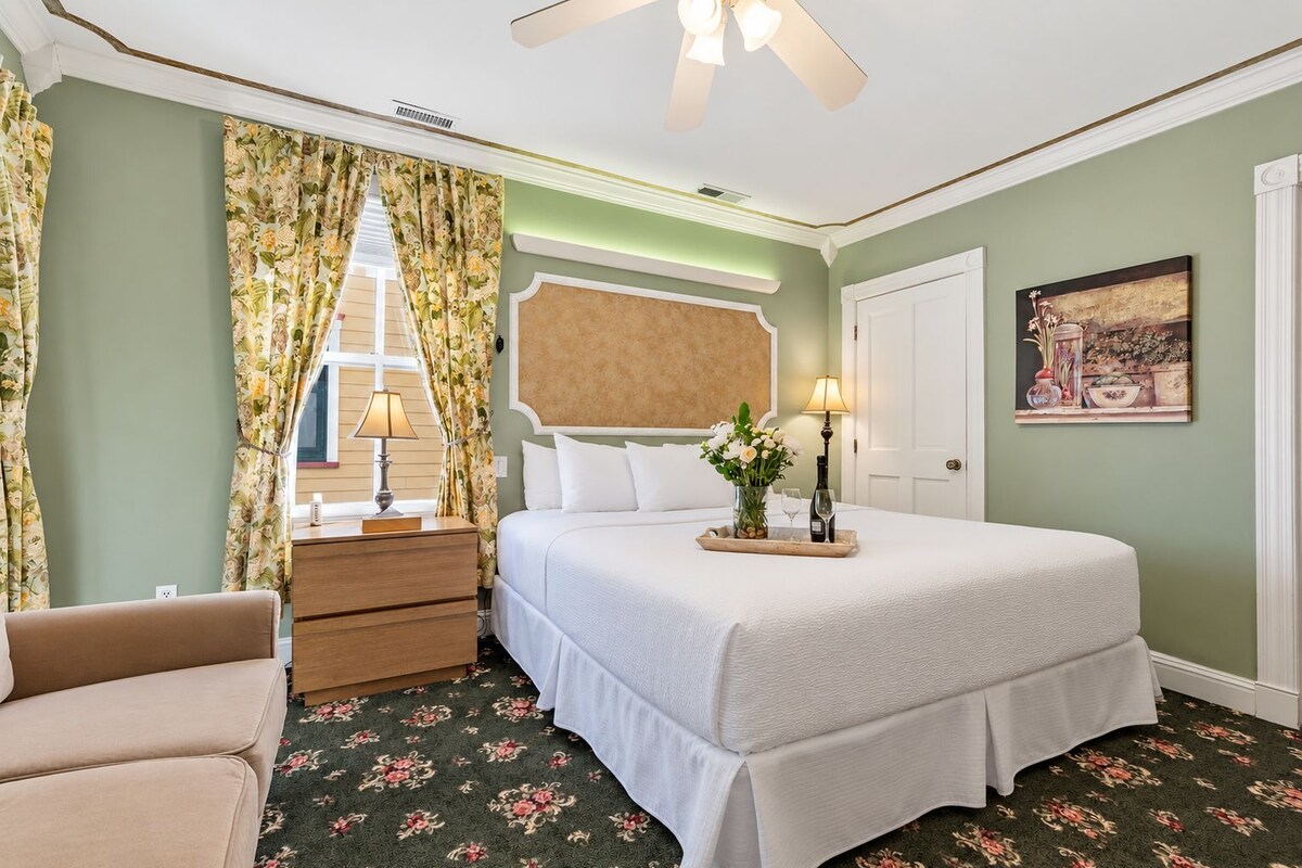 Deluxe King (Rm 12, Fl 2)  | Premium bedding, iron/ironing board, WiFi (free), individually decorated