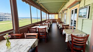 朝食 (ビュッフェ)、毎日提供 (無料)