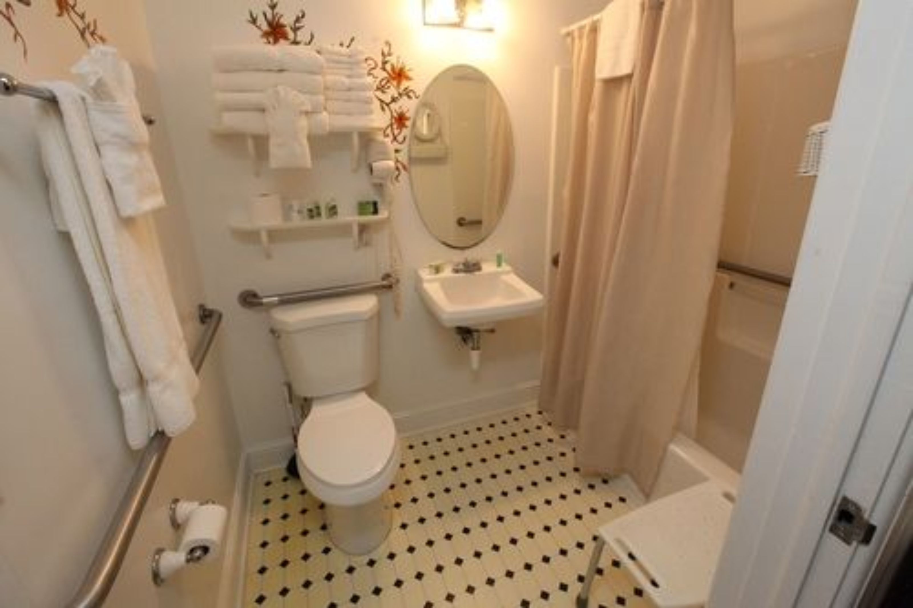 jetted bath, free toiletries, hair dryer, towels