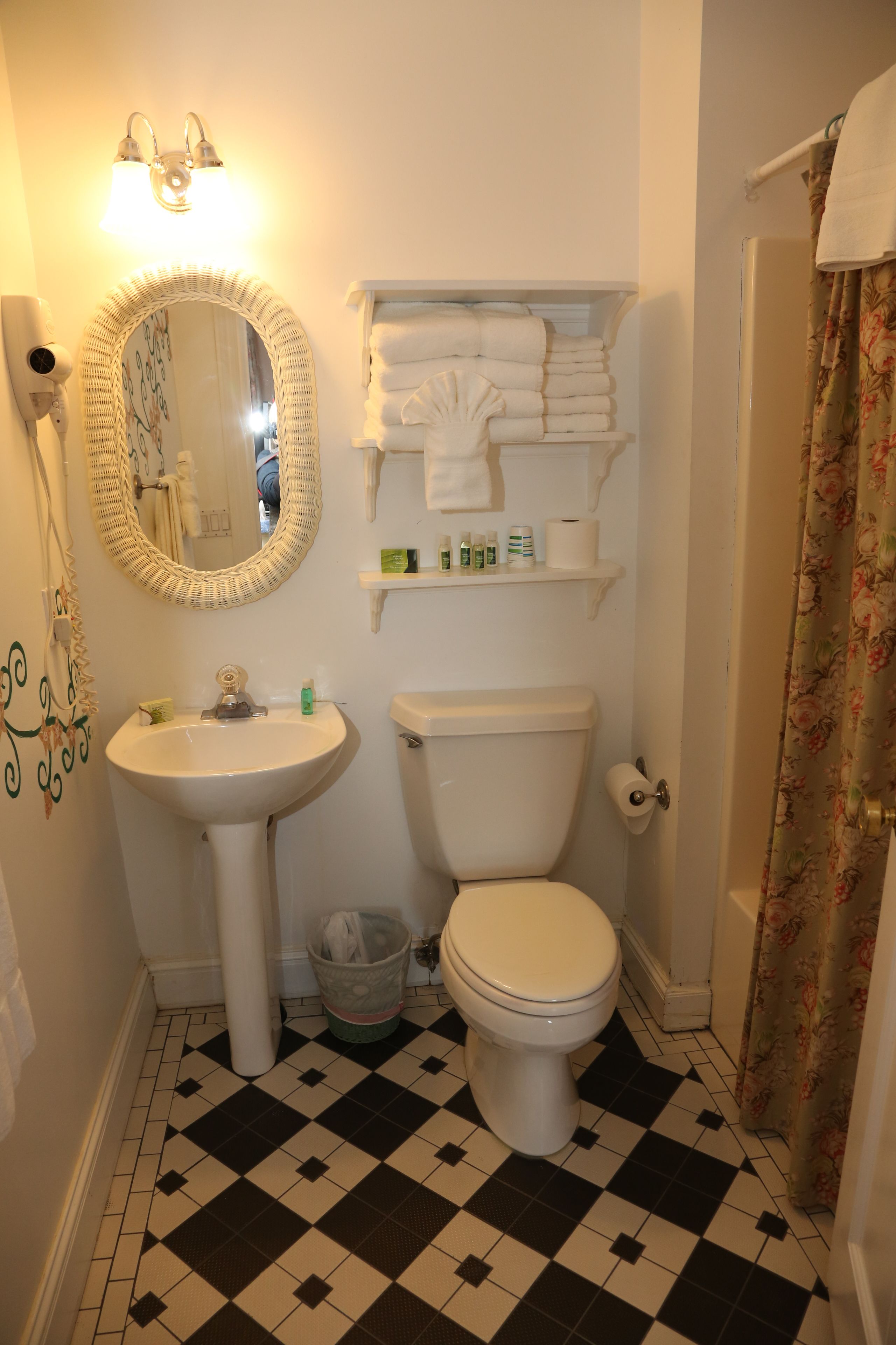 jetted bath, free toiletries, hair dryer, towels