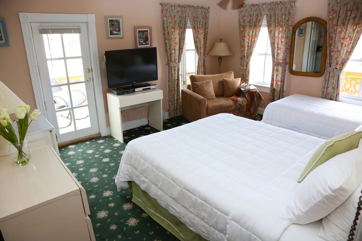 Premium bedding, iron/ironing board, free WiFi, individually decorated