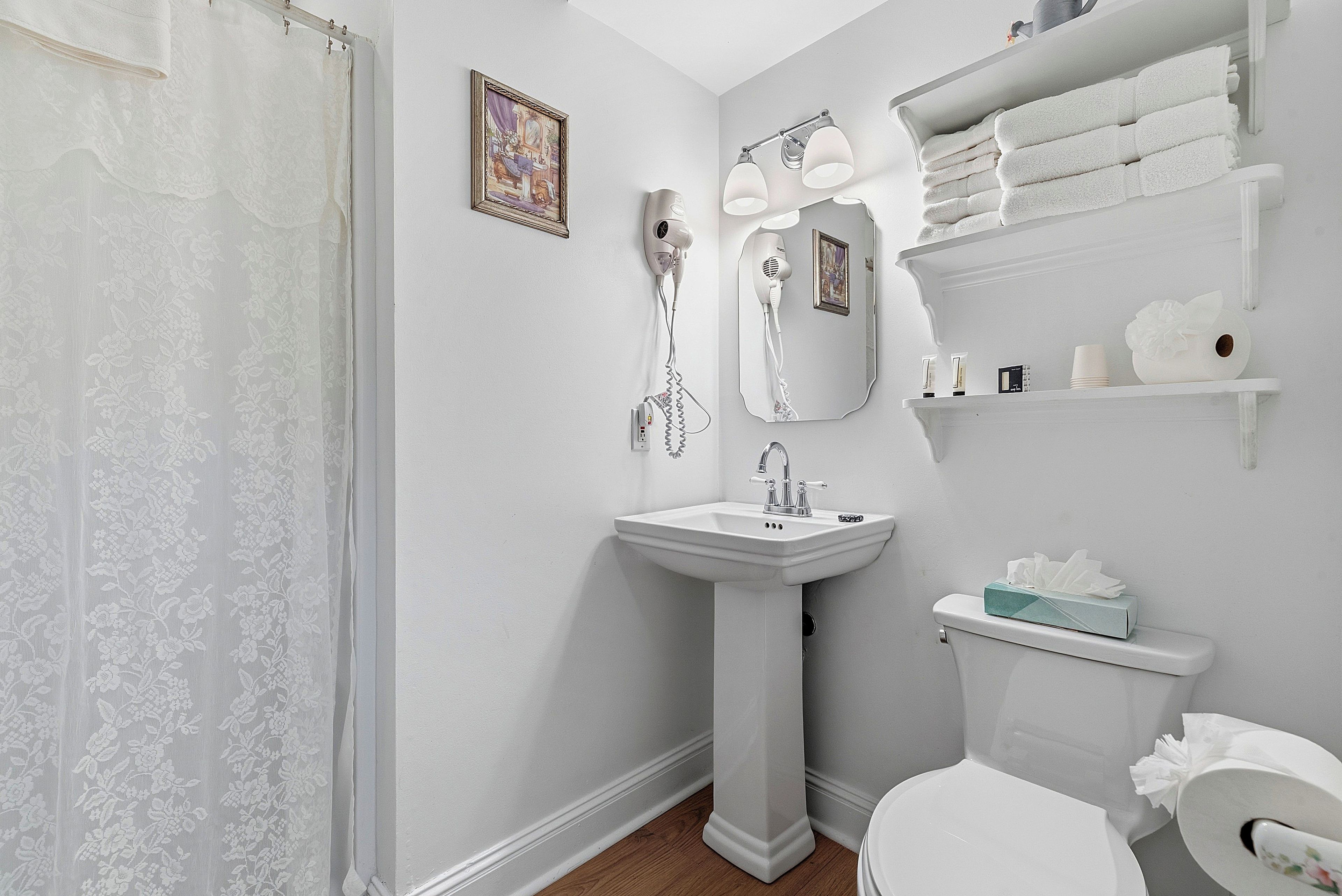 Family Room II (Rm 7, Fl 2) | Bathroom | Free toiletries, hair dryer, towels, soap
