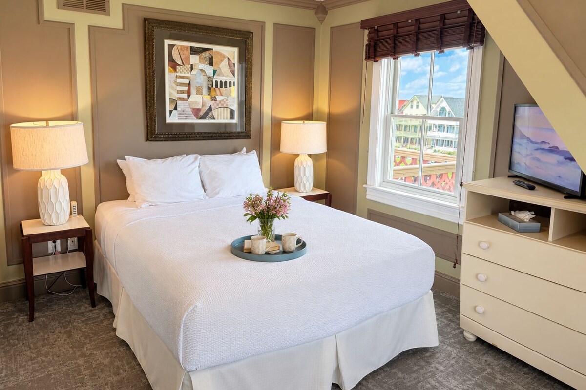 Inskip Suite w/ Ocean Views (Floor 4) | Premium bedding, iron/ironing board, WiFi (free), individually decorated