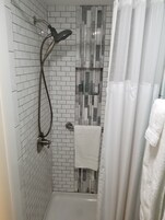 Habitación estándar, baño compartido | Baño | Ducha, artículos de higiene personal gratuitos y secador de pelo