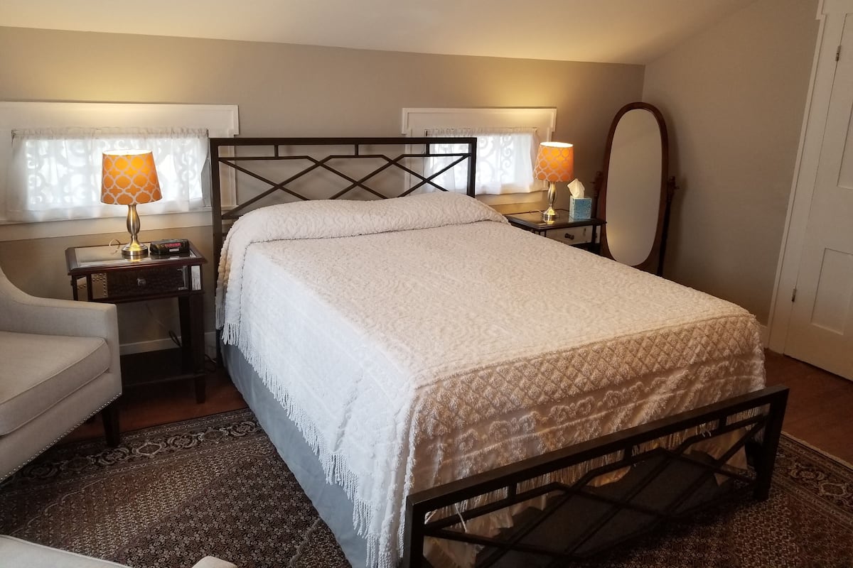 Guest Room 3 / Deluxe Queen Bed Room with a Private Bath